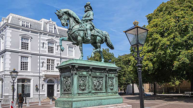 Netherland Den Haag Statue of William I 